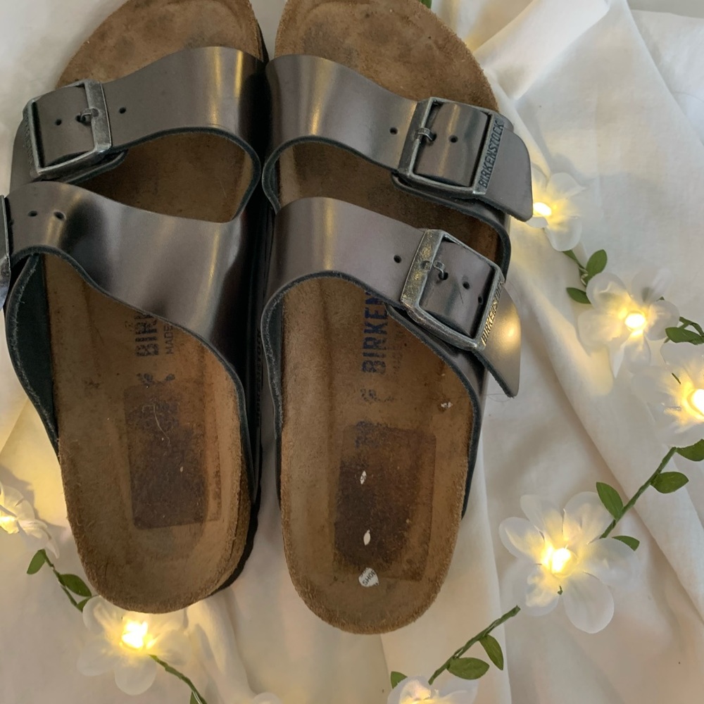 slightly worn gray metallic birkenstock’s ! ♡
